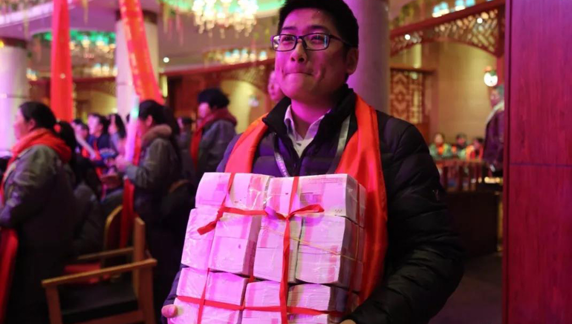 "捧着60万现金的张爱军激动地说道,"感谢酷豆丁!感谢分红制度!