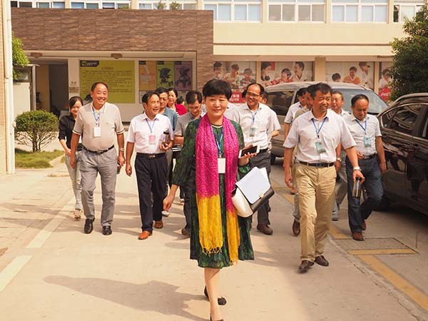 城北乡组织三级人大代表和党代表来酷豆丁视察