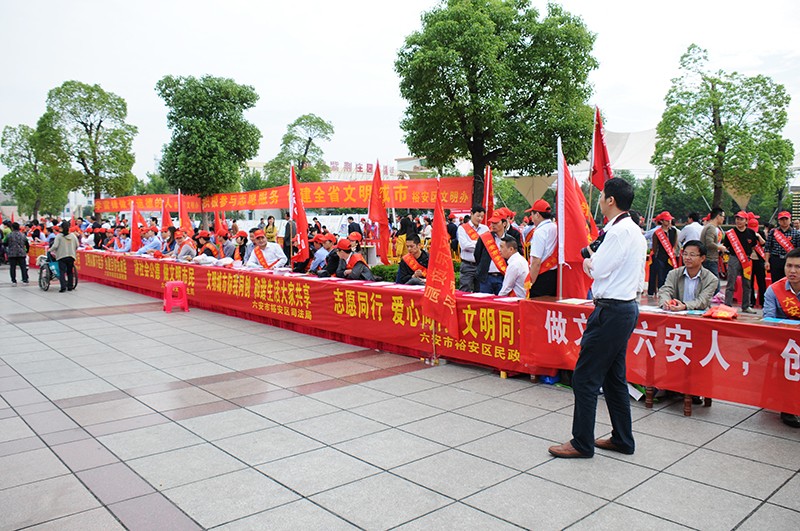 酷豆丁公司志愿服务队参加全市“学雷锋志愿服务活动”