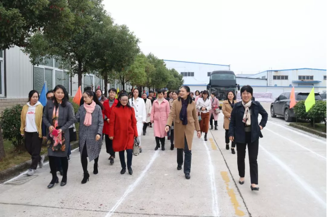 酷豆丁- 震惊一家工厂为啥引来了这么多优秀女性？