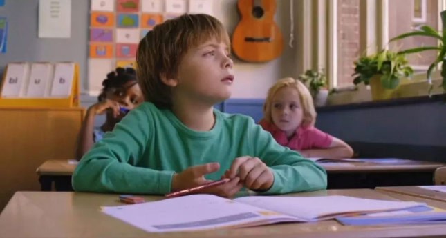 9岁男孩撞碎玻璃以死谢罪:孩子对抗挫折的底气,只有家庭能给!