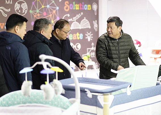 副市长束学龙一行来酷豆丁调研