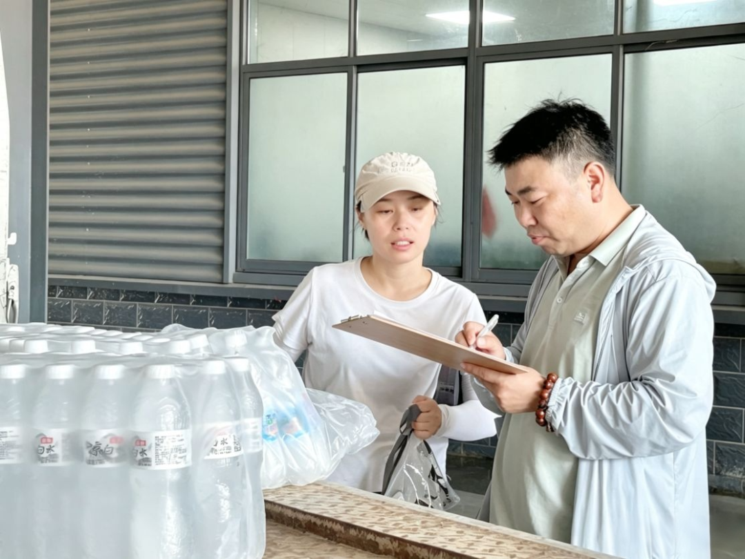 酷暑坚守践初心 暖心关怀护一线
